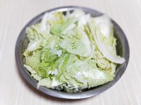 封上保鲜膜腌制12小时。