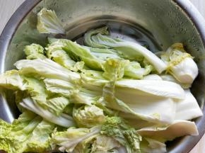 腌制好的大白菜会有很多水份。一定要把水份挤干净，避免太咸。