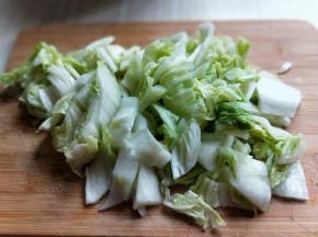 挤干的大白菜切块，放入器具中。
