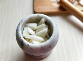 放入捣蒜泥器具中，捣成泥状。