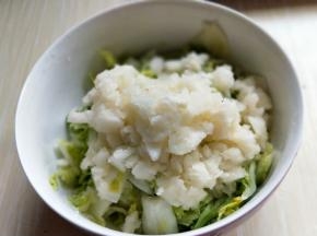 将捣好的梨放入切好的白菜器具中。