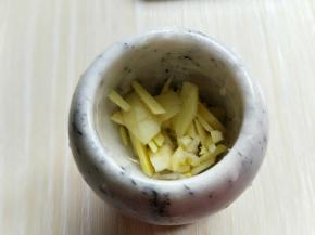 姜去皮切小放入捣蒜泥器具中