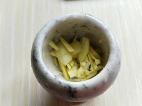 姜去皮切小放入捣蒜泥器具中