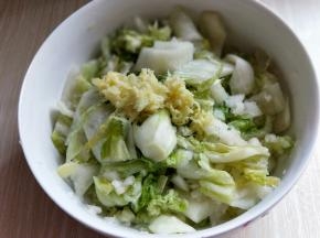 捣成姜末加入白菜中。