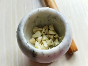 大蒜去皮切碎，同样捣成泥。