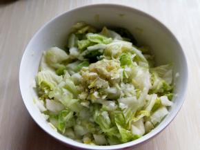 额加入白菜中，戴上次性手套抓拌均匀。