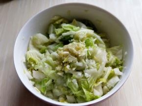 额加入白菜中，戴上次性手套抓拌均匀。