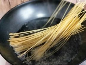 首先煮意面。水烧开后下意面，煮熟捞出即可。