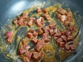 这时咖喱块融化，加入切好的牛排肉丁小火煸炒，至熟。盛出备用。