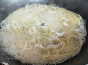 这是意面也煮好了，捞出，淋水。