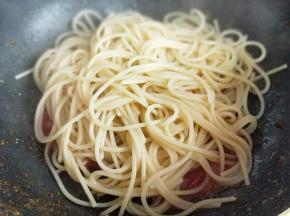 另起油锅，加入番茄酱，再加入煮熟的意面翻炒。