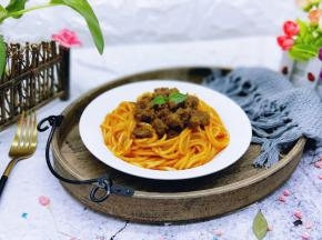 再将咖喱牛排丁放在意面上面即可。