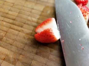 泡好的草莓捞出淋干水份，切小块，一个草莓切4块。