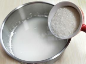 再加入白砂糖。