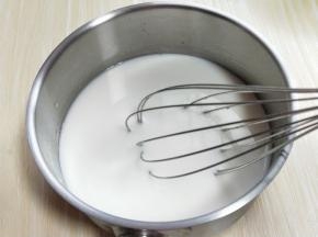 用手动打蛋器打均匀。