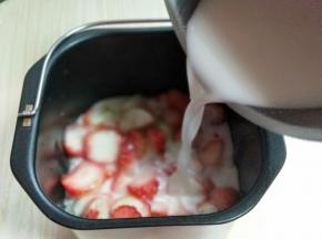 将填好的水加入面包桶中，再加入冰糖。