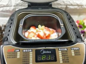 将面包桶放入面包机中。