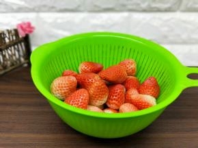 依次去蒂的草莓。