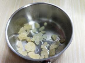 锅中加入冰糖。