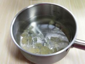 再加入清水，两小碗。