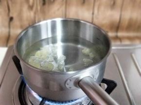 开火将水烧开，冰糖融化。