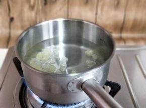 开火将水烧开，冰糖融化。