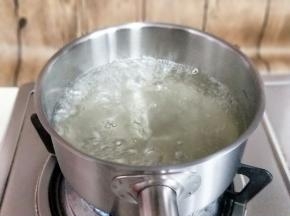 水沸，冰糖已经融化。