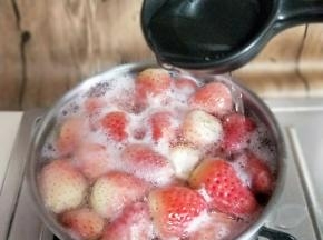 加入少许柠檬汁，可以增长保质期。关火。