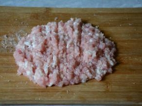 猪肉去皮剁碎