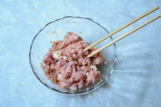 韭菜切细碎加入肉末中，1勺生抽和鸡蛋加入混合均匀。