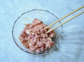 韭菜切细碎加入肉末中，1勺生抽和鸡蛋加入混合均匀。