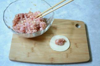 取一张饺子皮，包入适量的馅儿。