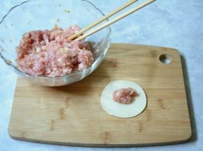 取一张饺子皮，包入适量的馅儿。
