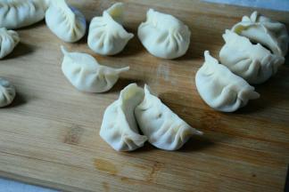 将饺子包好捏紧口。