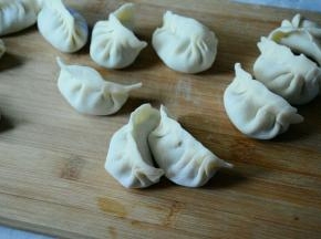 将饺子包好捏紧口。