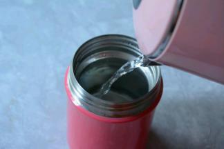 焖烧杯开水预热5分钟