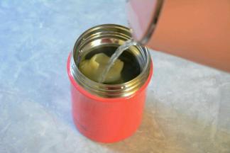 饺子放入焖烧杯中，加入适量的开水，焖30分钟至饺子熟透。