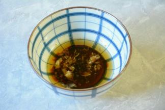 蒜压泥，加入生抽，香油和细砂糖加入碗中。