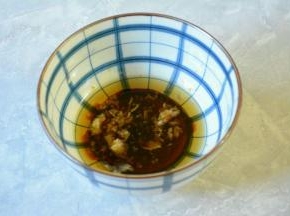 蒜压泥，加入生抽，香油和细砂糖加入碗中。