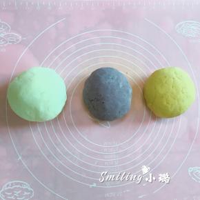 将第7步的材料揉成光滑不沾手的面团，好吧有点丑，哈哈
