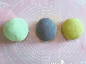 将第7步的材料揉成光滑不沾手的面团，好吧有点丑，哈哈
