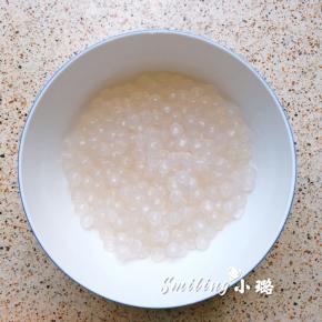 再重复一遍煮、焖、过冷水的步骤，直至西米几乎完全透明