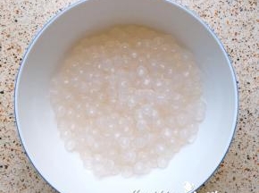 再重复一遍煮、焖、过冷水的步骤，直至西米几乎完全透明