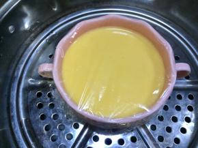 蒙上保鲜膜，放入蒸锅里加盖开蒸