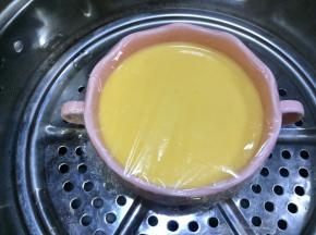 蒙上保鲜膜，放入蒸锅里加盖开蒸