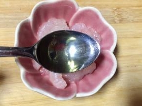 放入亚麻籽油