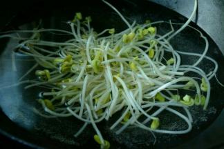 锅中倒入适量的水，待水沸腾加入洗干净的豆芽竹分钟起锅。