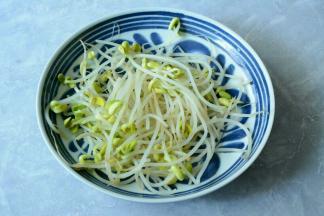 煮好的豆芽装碗。