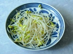 煮好的豆芽装碗。