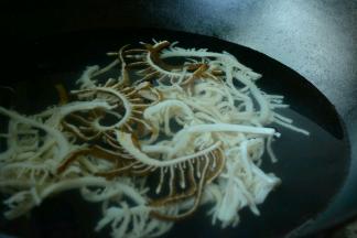 锅中的水继续烧沸腾，下入千层肚煮至7分数熟。鸭血下沸水煮1分钟起锅。